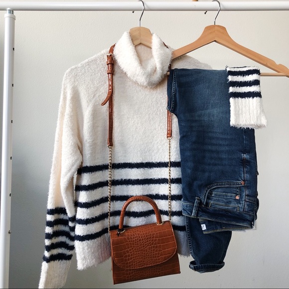 Last One // STRIPED TURTLENECK SWEATER - Picture 3 of 4